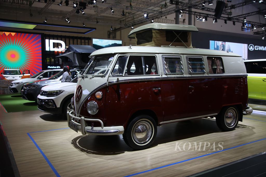 VW Kombi T1 dipamerkan dalam Gaikindo Indonesia International Auto Show (GIIAS) 2024 di ICE BSD, Tangerang, Banten, Rabu (17/7/2024). Pada pameran ini, Volkswagen meluncurkan penerus dari VW Kombi, yaitu ID Buzz, yang bertenaga listrik. 