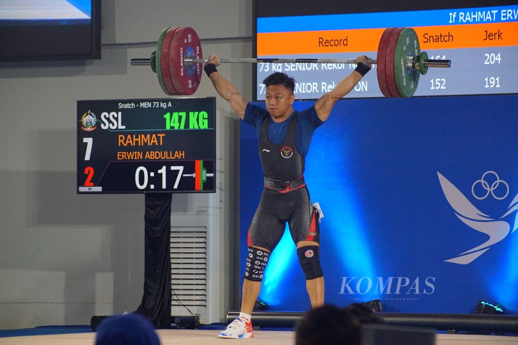 Lifter nasional asal Sulawesi Selatan, Rahmat Erwin Abdullah, tampil di kelas 73 kilogram angkat besi PON Aceh-Sumut 2024 di GOR Seuramoe, kompleks Stadion Harapan Bangsa, Aceh, Kamis (5/9/2024).