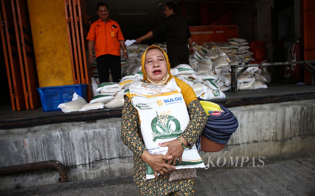 Pedagang keliling menerima bantuan sosial beras di Kantor Pos Tanjung Priok, Jakarta Utara, Selasa (19/09/2023). Pemerintah mulai menyalurkan bantuan beras kepada keluarga penerima manfaat (KPM) di sejumlah daerah. 