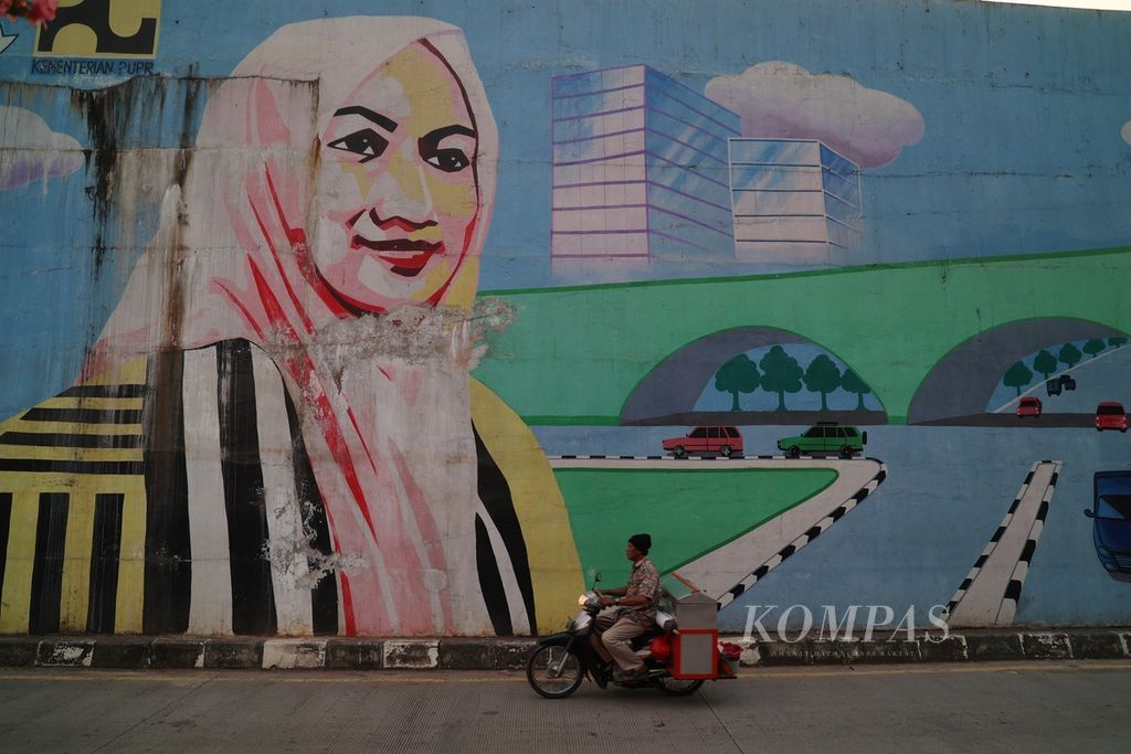 Mural mantan wali kota Tangerang Selatan, Airin Rachmi Diany, tergambar di jembatan layang di kawasan Pondok Cabe, Tangerang Selatan, Banten, Jumat (10/5/2024). 