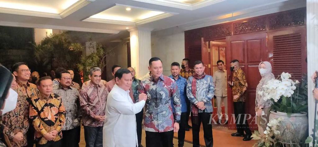 Ketua Umum Partai Gerindra Prabowo Subianto setelah pertemuan dengan Ketua Umum Partai Demokrat Agus Harimurti Yudhoyono di kediaman Prabowo di Jakarta, Jumat (24/6/2022). 