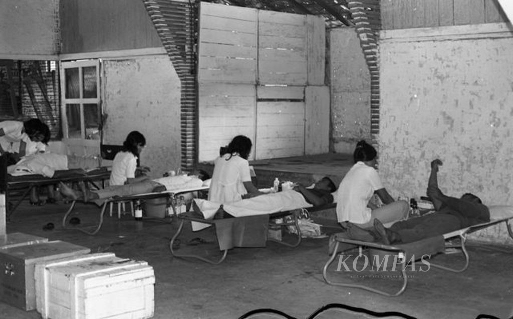 Sekitar 50 orang penghuni Lembaga Pemasyarakatan Bogor, Selasa 4 Maret 1975 menjadi donor darah. Ini merupakan keempat kalinya penghuni LP tersebut diambil darahnya. Tampak petugas Palang Merah Indonesia sedang mengambil darah di ruang serbaguna LP Bogor.