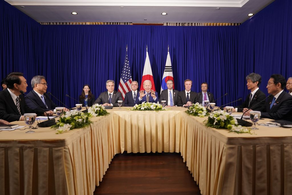 Presiden AS Joe Biden (tengah) berdiskusi dengan Perdana Menteri Jepang Fumio Kishida (kanan) dan Presiden Korea Selatan Yoon Suk Yeol (kiri) di sela-sela KTT ASEAN di Kamboja, 13 November 2022. 