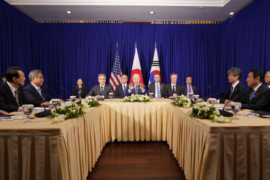 Presiden Amerika Serikat Joe Biden (tengah) berdiskusi dengan Perdana Menteri Jepang Fumio Kishida (kanan) dan Presiden Korea Selatan Yoon Suk Yeol (kiri) di sela-sela KTT ASEAN di Kamboja, 13 November 2022. Rencana Korea Utara untuk mengembangkan senjata nuklir telah membuat ketiga negara ini terus membuka komunikasi untuk melakukan penangkalan terhadap situasi yang semakin tak menentu di Semenanjung Korea.