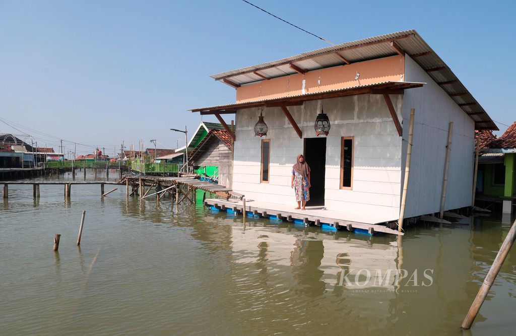 Rumah apung yang saat ini mulai diaplikasikan bagi warga terdampak pasang air laut yang enggan direlokasi di Desa Timbulsloko, Kecamatan Sayung, Kabupaten Demak, Jawa Tengah, Rabu (29/5/2024). 