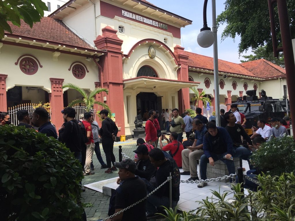 Suasana di bagian depan gedung Pengadilan Negeri Surabaya di Jalan Arjuno, Surabaya, Jawa Timur, Senin (16/1/2023), saat berlangsung sidang perdana Tragedi Kanjuruhan. 
