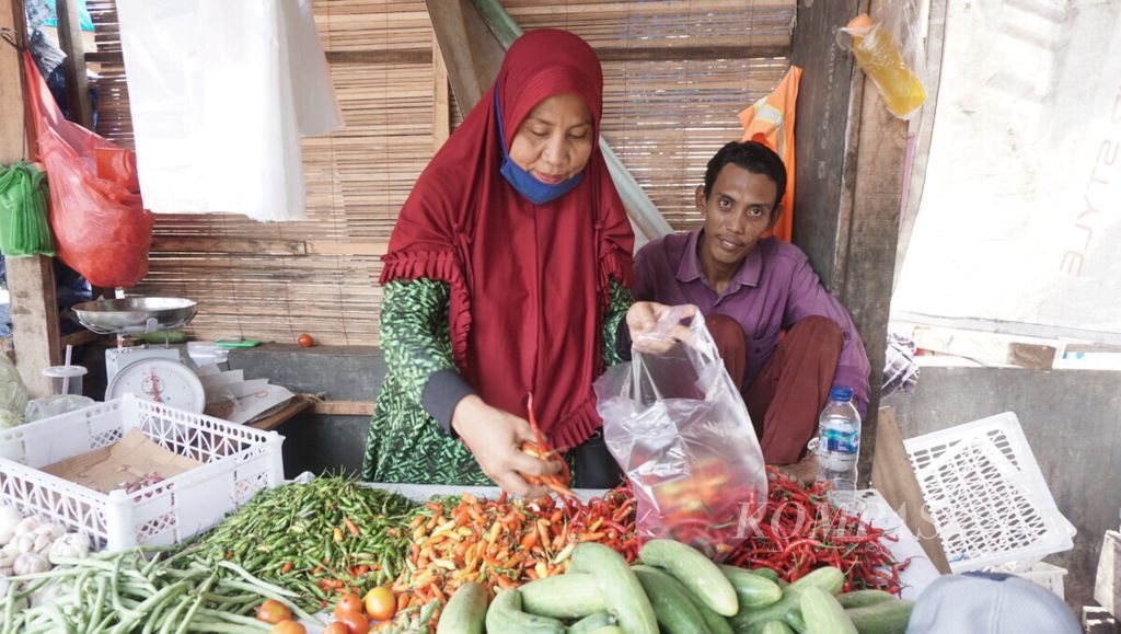 Pedagang cabai di Pasar Rajabasa, Bandar Lampung, melayani pembeli, Kamis (23/4/2020).