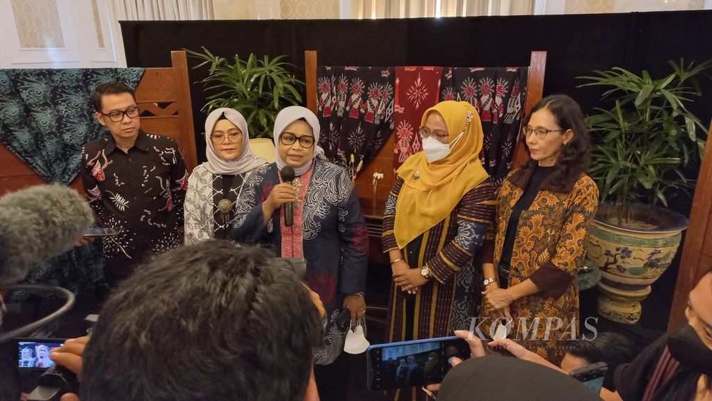 Dalam konferensi pers, Jumat (19/8/2022), istri Gubernur DKI Jakarta Fery Farhati (tengah) menyampaikan, agenda tahun ini tidak bertujuan mendapatkan sosok-sosok ibu pemenang dan memberikan penghargaan. Agenda tahun ini lebih untuk mempertemukan kembali 62 sosok penggerak tahun 2019-2021. 