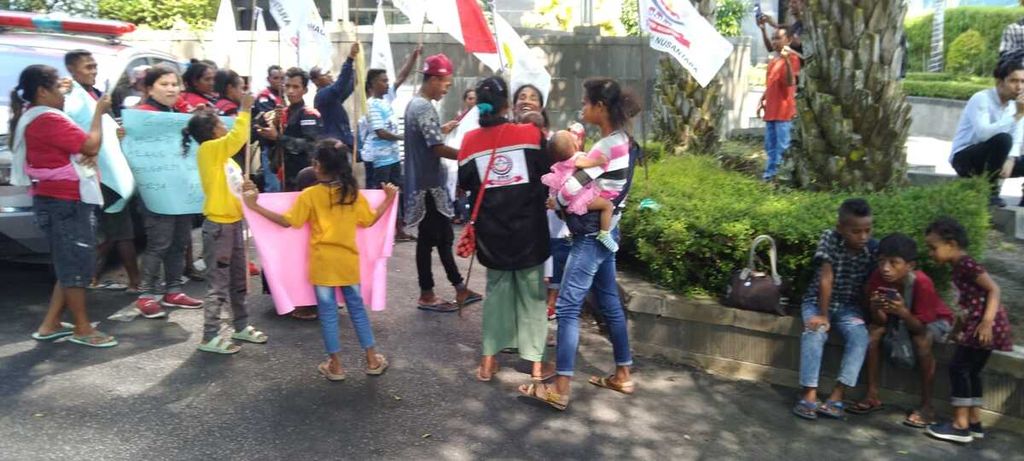 Puluhan buruh kebun asal NTT melakukan aksi damai di Kota Palangkaraya menuntut haknya, Rabu (26/7/2023). Buruh sawit kerap dimanfaatkan pihak tertentu untuk mendapatkan kepentingan, salah satunya lewat demonstrasi.