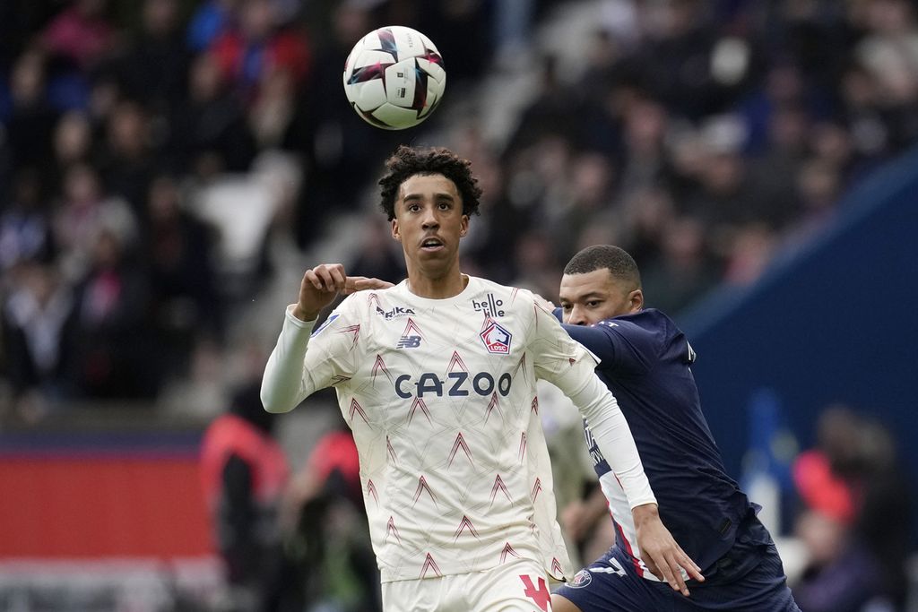 Bek Lille, Leny Yoro, mengontrol bola dalam pertandingan Liga Perancis antara Paris Saint-Germain dan Lille di Stadion Parc des Princes, Paris, Perancis, 19 Februari 2023. Yoro telah menandatangani kontrak dengan Manchester United selama lima tahun dengan opsi perpanjangan. 