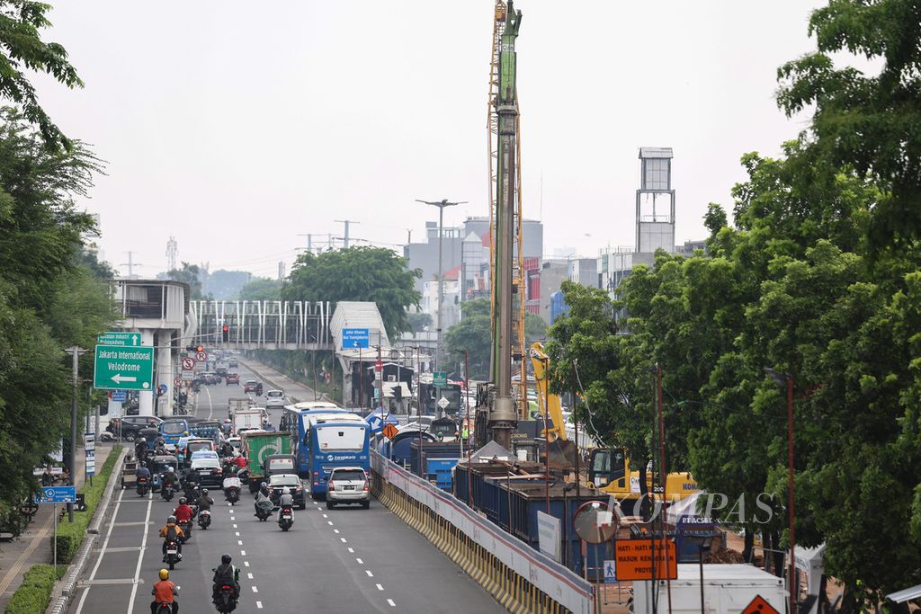 Aktivitas pembangunan rute <i>light rail transit</i> (LRT) fase 1B Stasiun Velodrome-Manggarai di Kelurahan Rawamangun, Jakarta Timur, Rabu (6/12/2023). LRT Jakarta fase 1B memiliki rentang jalur sepanjang 6,4 kilometer dan memiliki lima stasiun.