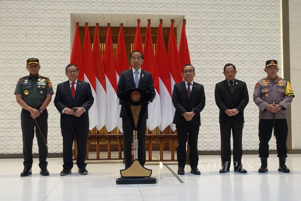 Presiden Joko Widodo menyampaikan keterangan pers di Pangkalan TNI Angkatan Udara Halim Perdanakusuma, Jakarta, Kamis (30/11/2023). 