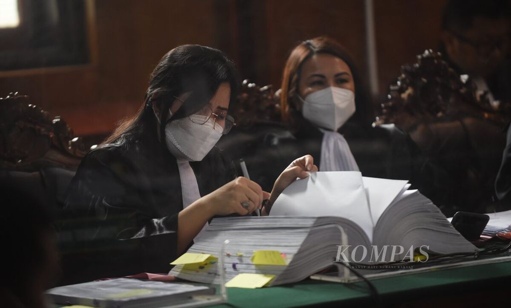 Jaksa penuntut umum membacakan berkas perkara dalam sidang lanjutan kasus Tragedi Kanjuruhan di Pengadilan Negeri (PN) Surabaya, Jawa Timur, Kamis (26/1/2023). 