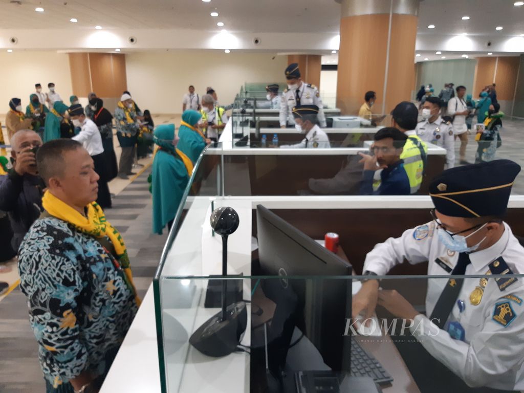 Petugas imigrasi memeriksa dokumen calon jemaah umrah di Bandara Internasional Jawa Barat Kertajati, Kabupaten Majalengka, Jawa Barat, Minggu (20/11/2022). 