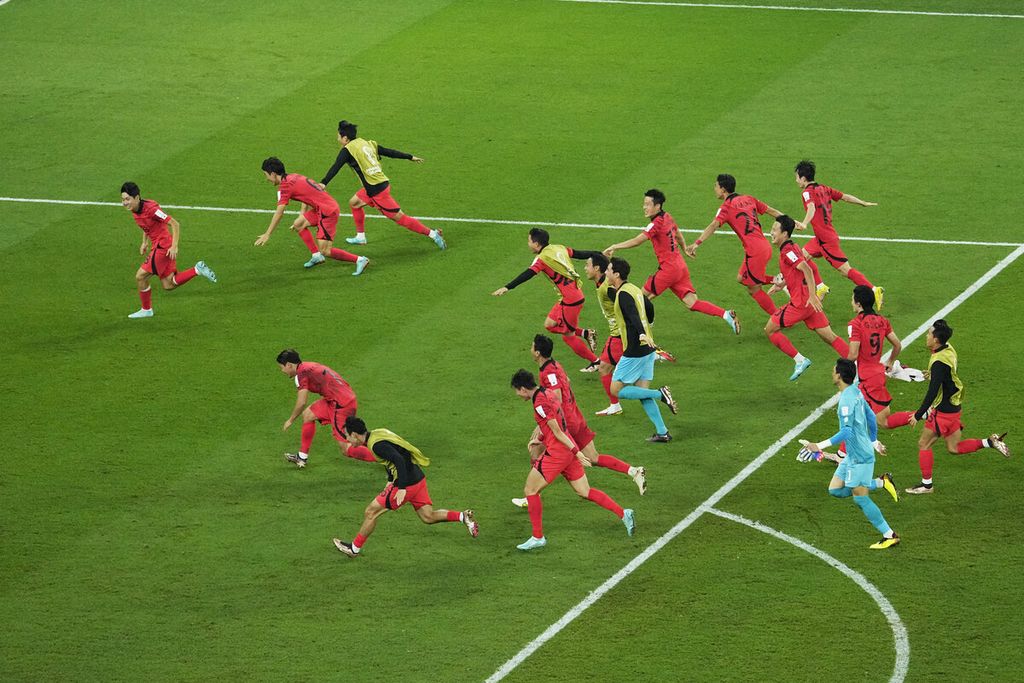Para pemain Korea Selatan merayakan kemenangan setelah pertandingan sepak bola grup H Piala Dunia antara Korea Selatan dan Portugal, di Stadion Education City di Al Rayyan, Qatar, Jumat (2/12/2022). Korea Selatan lolos ke babak selanjutnya setelah menjungkalkan Portugal dengan skor 2-1. 