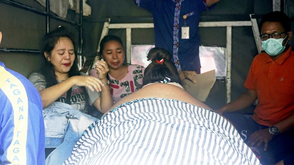 Titi Wati (37), wanita penderita obesitas dengan berat lebh dari 300 kilogram, diangkut ke atas pikap untuk dibawa dari rumah kontrakannya ke Rumah Sakit Umum Daerah (RSUD) Doris Sylvanus Palangkaraya, Kalimantan Tengah, Jumat (11/1/2019). 