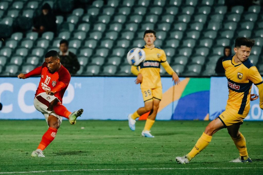 Gelandang serang Bali United, Eber Bessa (kiri), melepaskan tembakan ke arah gawang Central Coast Mariners pada laga Piala AFC, Kamis (26/10/2023), di Stadion Central Coast, Australia. Bali membawa pulang kekalahan, 3-6.