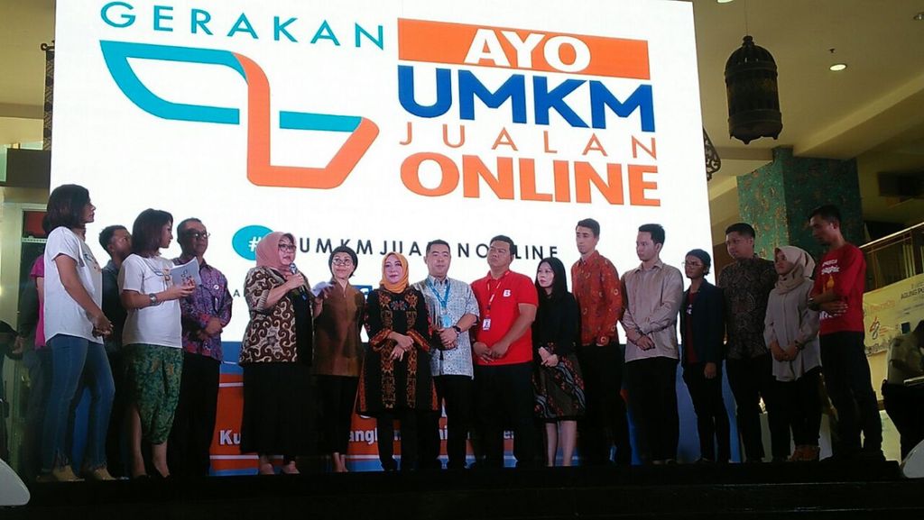 Sejumlah perwakilan dari beberapa kementerian dan lembaga, serta pelaku UMKM dan marketplace mendorong gerakan UMKM Indonesia Jualan Online, di Jakarta, Selasa (24/4/2018).