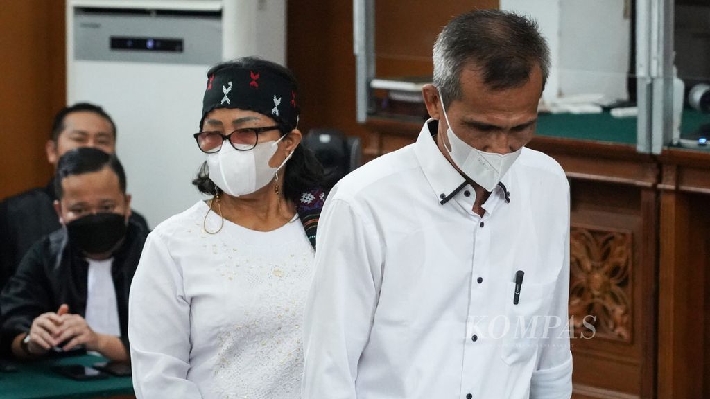 The parents of Brigadier Nofriansyah Yosua Hutabarat, Samuel Hutabarat (right) and Rosti Simanjuntak (left) present as witnesses during a trial with the defendants Putri Candrawathi and Ferdy Sambo at the South Jakarta District Court, Jakarta, Tuesday (1/10/2022).