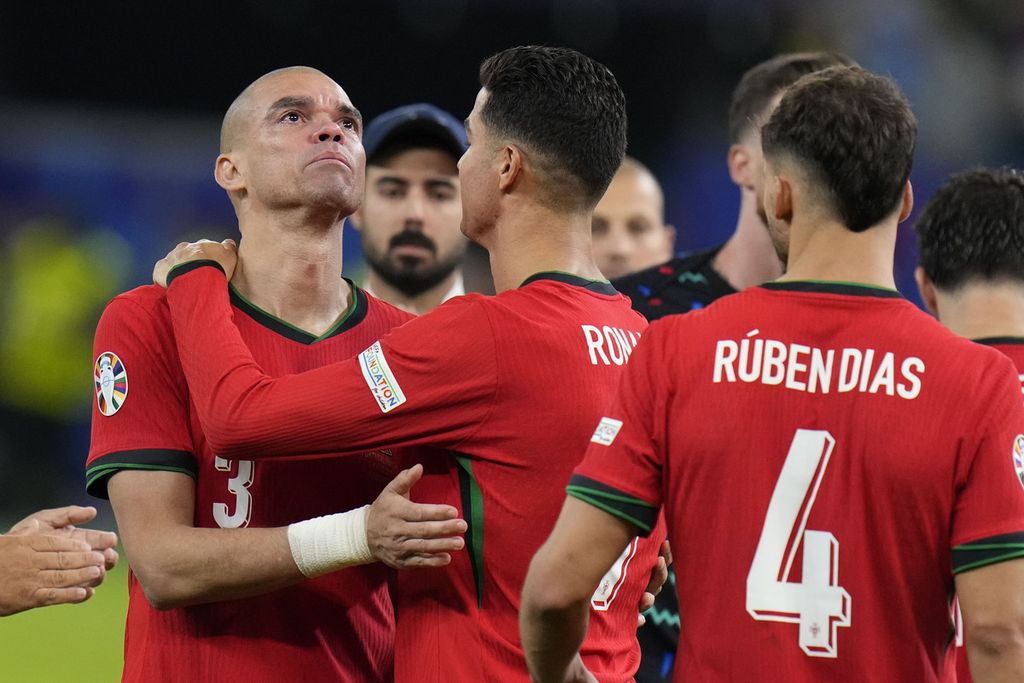 Pemain Portugal Cristiano Ronaldo, kedua dari kiri, memeluk Pepe di pengujung laga perempat final melawan Perancis pada turnamen sepak bola Euro 2024 di Hamburg, Jerman, Sabtu, 6 Juli 2024.