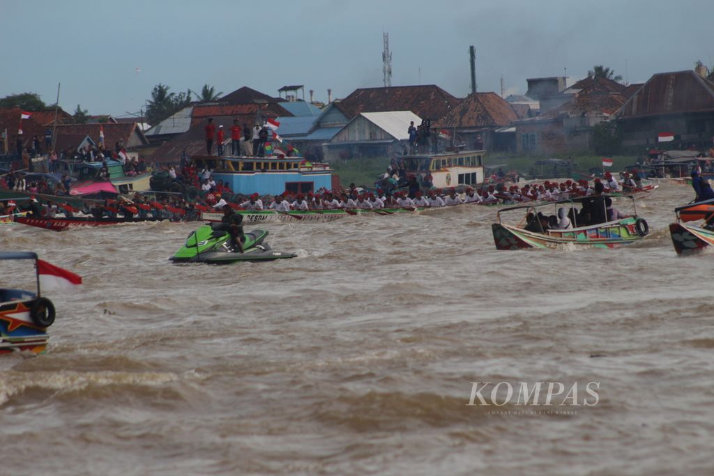 Perlombaan perahu bidar di Sungai Musi, Palembang, Sumatera Selatan, Minggu (21/8/2022).  