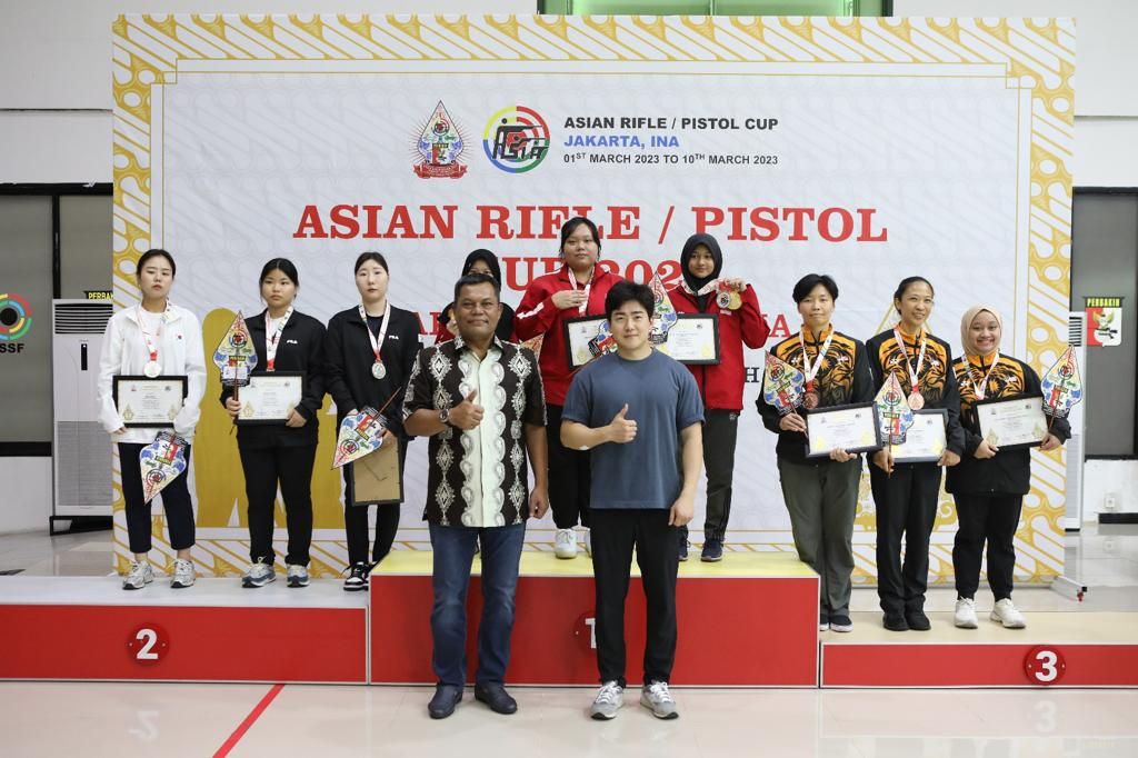Para peraih penghargaan di nomor Air Pistol tim putri 10 meter berdiri di atas podium, Lapangan Tembak Senayan, Jakarta, Selasa (7/3/2023).