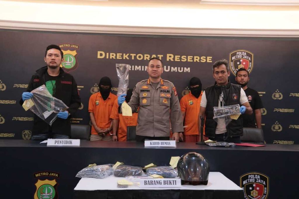 Kepolisian Daerah Metro Jaya merilis kasus pencurian dengan kekerasan terhadap nasabah bank oleh empat tersangka yang terjadi di Bekasi, Jawa Barat, 3 Maret 2023, di Markas Polda Metro Jaya, Jakarta, Selasa (21/3/2023).