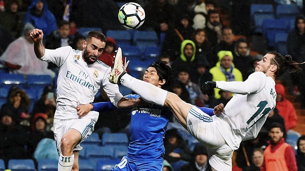 Penyerang Real Madrid, Gareth Bale (kanan), dan rekannya, Dani Carvajal (kiri), menghalangi gelandang Getafe, Gaku Shibasaki, menguasai bola di Stadion Santiago Bernabeu, Madrid, Minggu (4/3) dini hari WIB. Real menang atas Getafe, 3-1. 