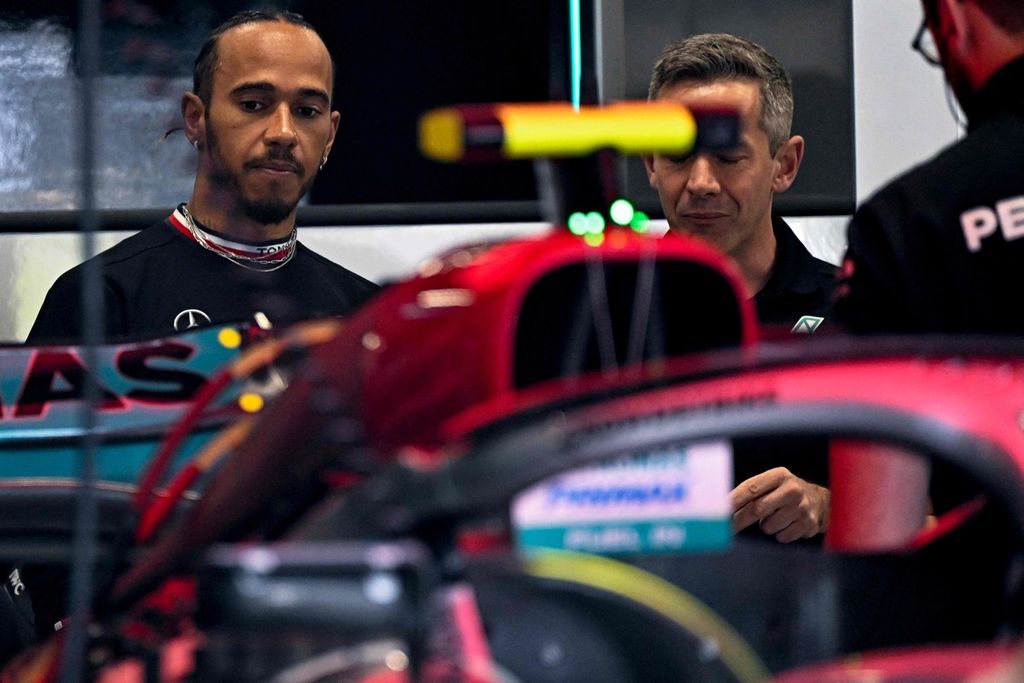 Pebalap Mercedes Lewis Hamilton dalam garasi tim saat hari pertama Grand Prix Formula 1 seri Brasil di Interlagos, Sao Paulo, Brasil, Kamis (10/11/2022).