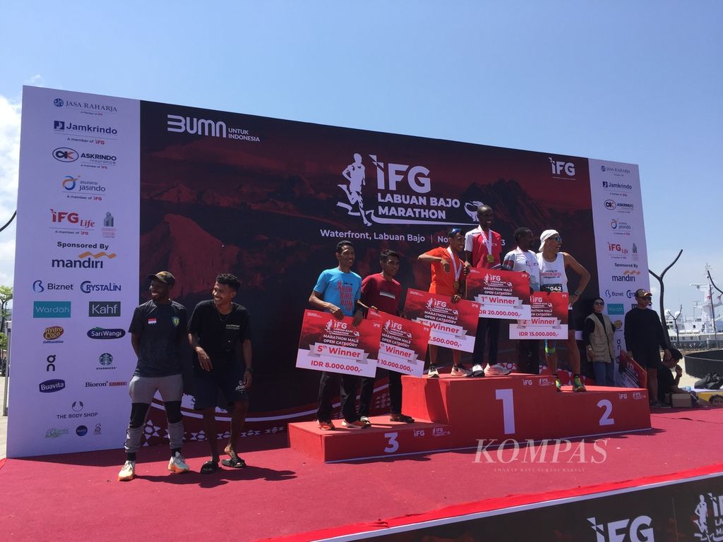 Para pemenang kategori maraton (42,195 kilometer) putra di IFG (Indonesia Financial Group) Labuan Bajo Marathon, Sabtu (4/11/2023), di Manggarai Barat, Pulau Flores, Nusa Tenggara Timur. Para pelari Afrika mendominasi kategori semi maraton (21K) dan maraton ajang yang diikuti oleh 2.000 peserta tersebut.