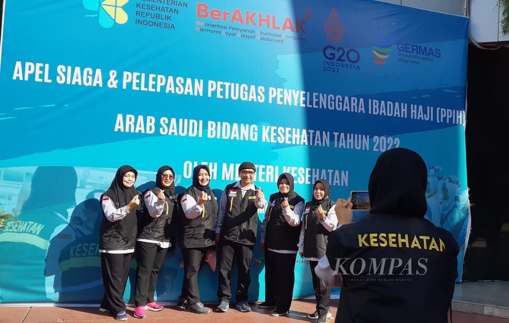 Petugas penyelenggara ibadah haji (PPIH) bidang kesehatan berfoto setelah mengikuti pelepasan PPIH Arab Saudi 2022 di Kantor Kementerian Kesehatan, Jakarta, Selasa (31/5/2022). 