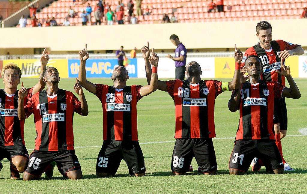 Persipura Jayapura players celebrate a goal scored by Boaz Solossa (three left) in the last eight of the AFC Cup competition, in Papua, Tuesday (26/8/2014).