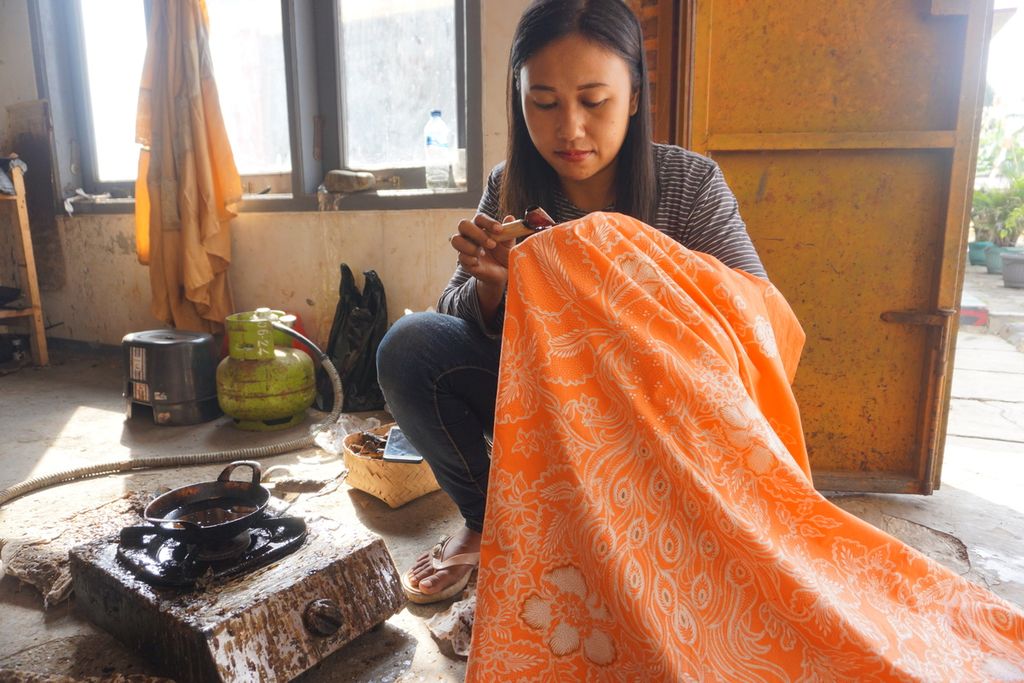 Perajin batik mencanting kain batik tulis di Desa Papringan, Banyumas, Jawa Tengah, Kamis (6/8/2020).