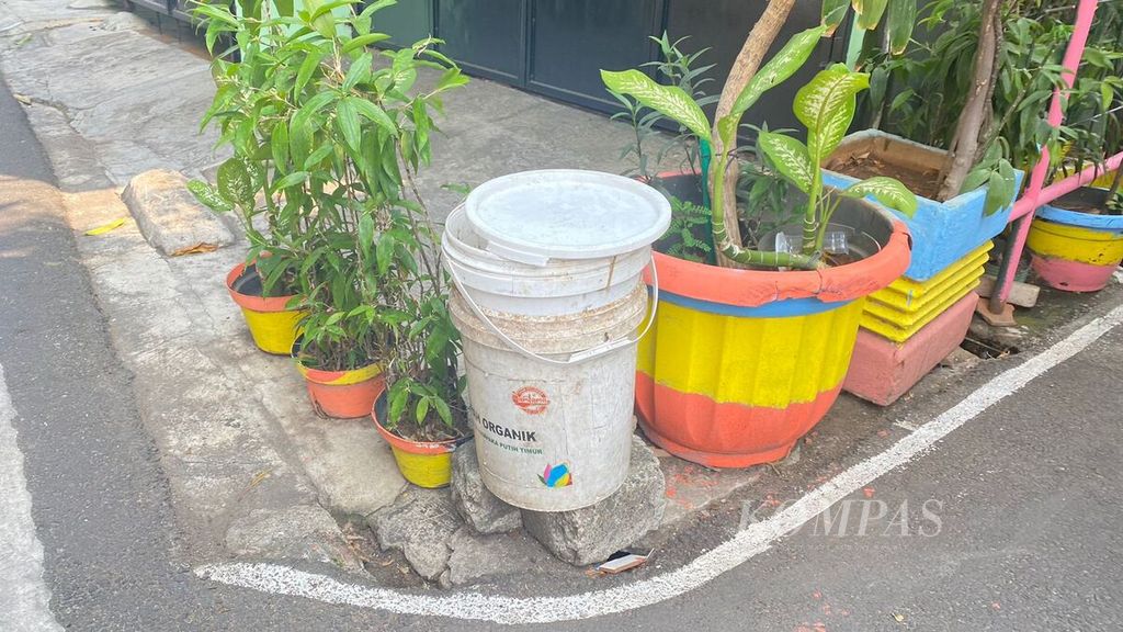 Ember untuk menampung sampah sisa makanan rumah tangga di RW 003, Kelurahan Cempaka Putih Timur, Kecamatan Cempaka Putih, Jakarta Pusat, Selasa (31/10/2023).