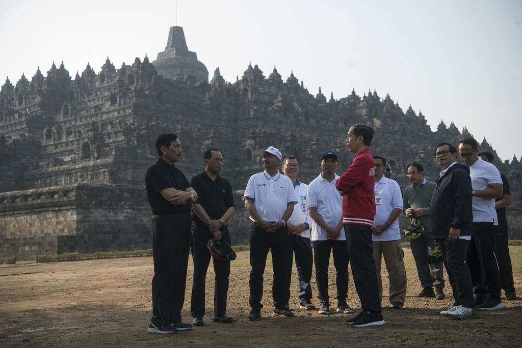 Presiden RI Joko Widodo (berjaket merah) berdiskusi dengan para menteri saat meninjau obyek wisata Candi Borobudur di Kabupaten Magelang, Jawa Tengah, Jumat (30/8/2019). Kunjungan tersebut dalam rangka upaya pengembangan Candi Borobudur yang merupakan salah satu dari empat destinasi wisata prioritas pemerintah. 