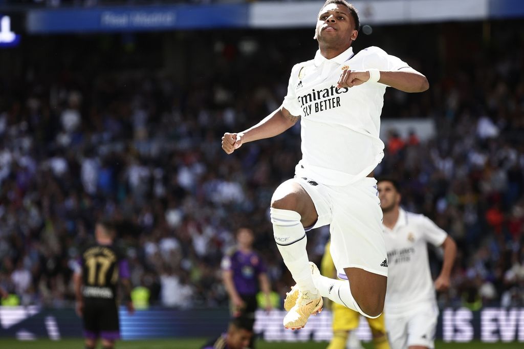 Pemain Real Madrid Rodrygo Goes merayakan golnya ke gawang Real Valladolid pada laga Liga Spanyol di Stadion Santiago Bernabeu, Madrid, Minggu (2/4/2023). Madrid menang 6-0 pada laga itu. 