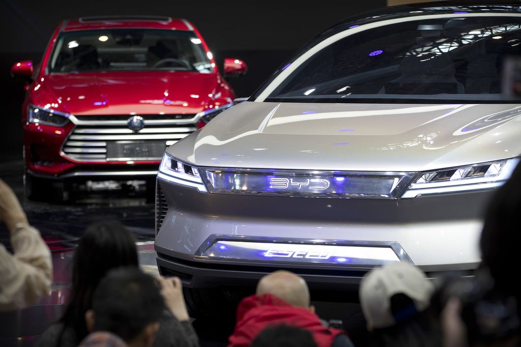 Pengunjung memotret mobil listrik konsep, E-SEED, dalam konferensi pers oleh perusahaan otomotif China, BYD, pada ajang China Auto Show di Beijing, China, 25 April 2018. 