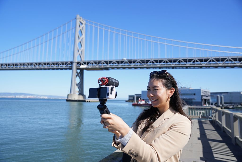 Pembuat konten Cynthia Huang Wang bekerja di bawah Jembatan San Francisco-Oakland Bay di San Francisco, Senin (8/4/2024). 