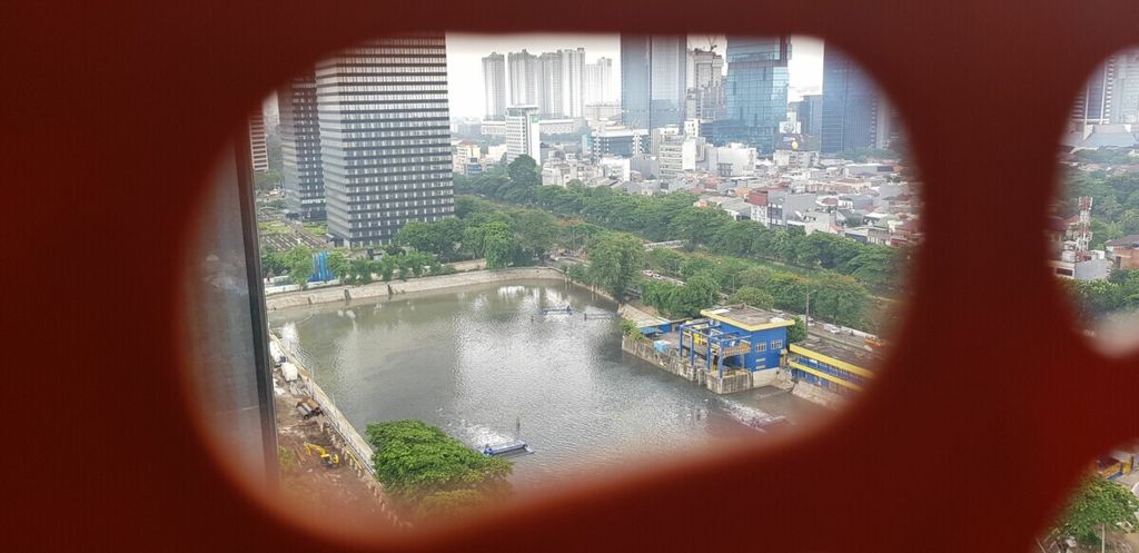 Waduk buatan terlihat dari salah satu sisi apartemen St Regis Jakarta. 