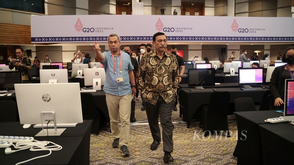 Coordinating Minister for Maritime Affairs and Investments as well as Head of Support for the Organizing of the G20 Summit, Luhut Binsar Pandjaitan, inspects the media center after giving a press statement in Nusa Dua, Bali, on Saturday (12/11/2022).