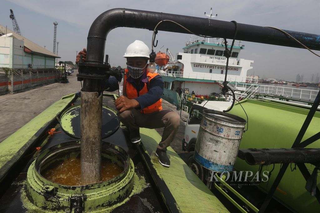 Pekerja memantau proses pemindahan minyak goreng curah dari lambung kapal ke dalam tangki truk di Pelabuhan Tanjung Priok, Jakarta Utara, 24 Juli 2020. 