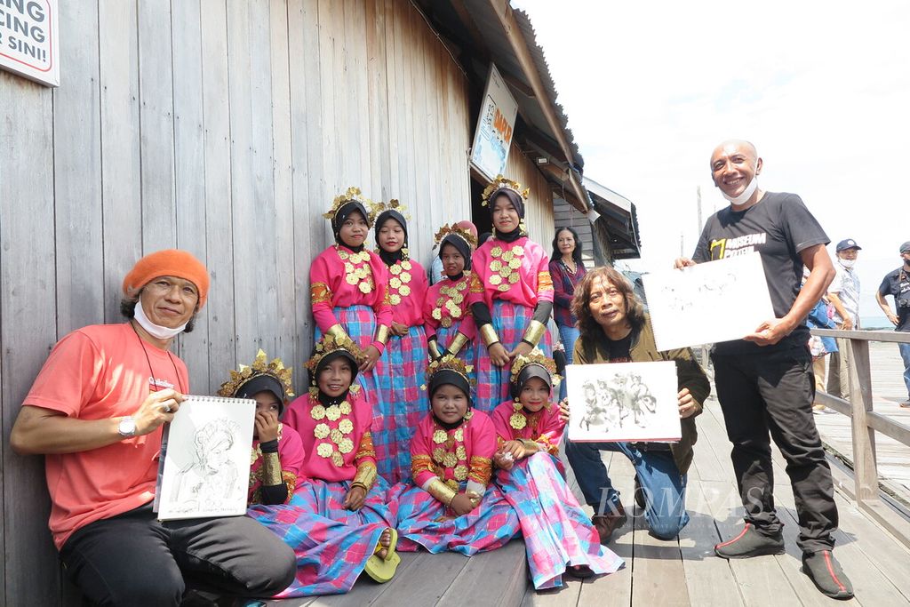 Para pelukis antara lain Cadio Tarompo, Bambang Herras, dan Putu Sutawijaya memperlihatkan hasil sketsa mereka bersama para penari di Kampung Malahing, Bontang, Senin (6/6/2022). Puluhan seniman mengikuti Muhibah Budaya PKT, 5-9 Juni 2022 di Bontang, Kaltim.