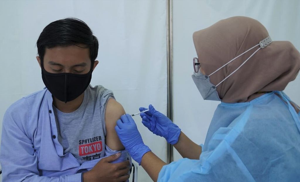 Pegawai Institut Teknologi Bandung (ITB) mengikuti vaksinasi Covid-19 di Sasana Budaya Ganesha, Kota Bandung, Jawa Barat, Senin (22/3/2021).