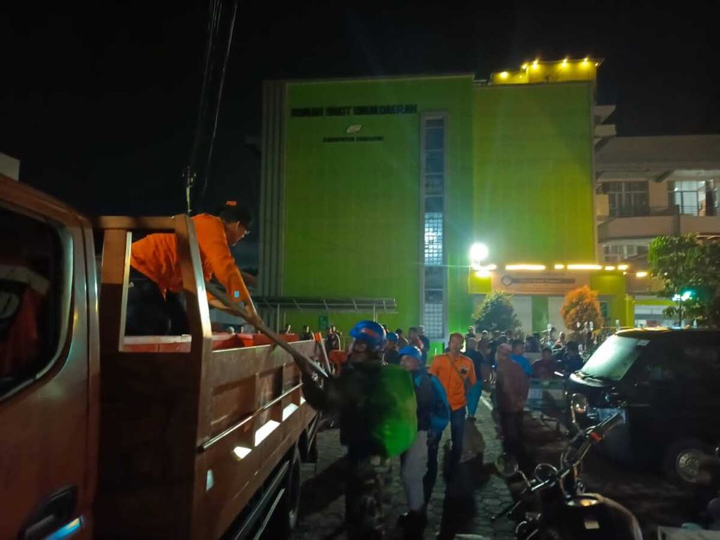 Tim dari Badan Penanggulangan Bencana Daerah Jawa Barat memasang tenda untuk warga yang terdampak gempa bumi di Kabupaten Sumedang, Jawa Barat, Minggu (31/12/2023).