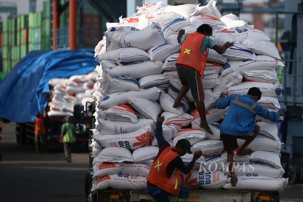 Workers got off the truck after transferring rice imported from Vietnam using the cargo ship MP Fortune at the Nonpetikemas Terminal, Tanjung Priok Port, Jakarta, on Thursday (21/3/2024). According to the workers' statement, the ship carried 27 thousand tons of rice. This year, the government has set the quota for rice imports at 3.6 million tons.