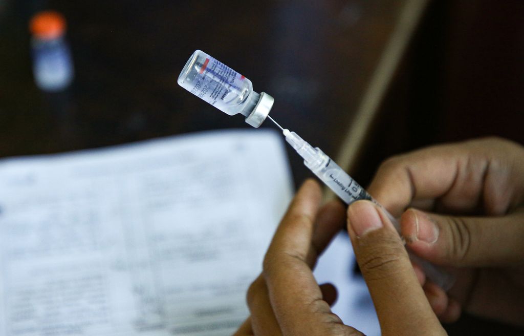Petugas medis mempersiapkan vaksin Covid-19 Sinovac dalam kegiatan Vaksinasi Merdeka Anak di Madrasah Ibtidaiyah Al-Munawwaroh, Larangan, Kota Tangerang, Banten, Jumat (7/1/2022). Vaksinasi Covid-19 untuk anak usia 6-11 tahun gencar dilakukan di tengah ancaman gelombang Covid-19 varian Omicron.