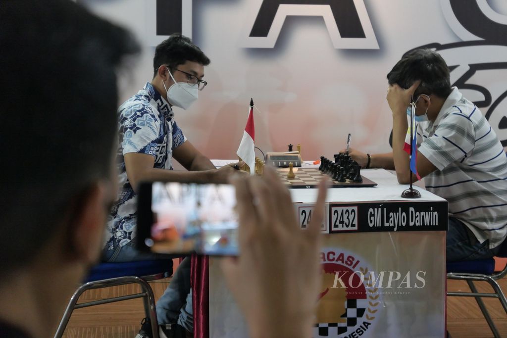 Penonton menyaksikan laga antara wakil Indonesia, IM Mohamad Ervan (2.402), dan wakil Filipina, GM Laylo Darwin (2.432), dalam dwitarung internasional di sela Festival Catur JAPFA 2022 di Jakarta, Sabtu (10/9/2022). 