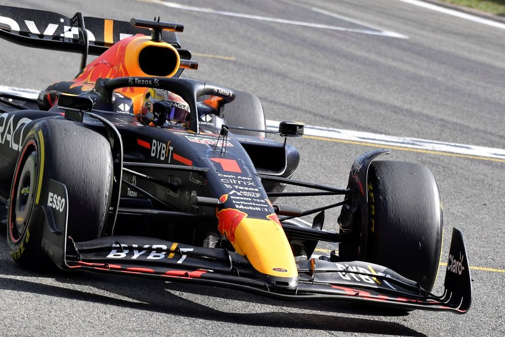 Pembalap tim Red Bull Racing Max Verstappen berlaga di Grand Prix Formula Satu Belgia di sirkuit Spa-Francorchamps, Belgia, Minggu (28/8/2022). Pembalap asal Belanda ini tampil memukau setelah menjadi yang tercepat dari posisi start di posisi 14. 