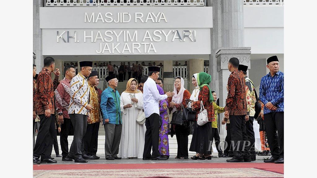 Presiden Joko Widodo bersilaturahim dengan perwakilan keluarga KH Hasyim Asy\'ari seusai meresmikan Masjid Raya KH Hasyim Asy\'ari di Jalan Daan Mogot, Jakarta Barat, Sabtu (15/4). Masjid yang dibangun di atas lahan seluas 2,4 hektar tersebut bisa menampung sekitar 12.500 orang.