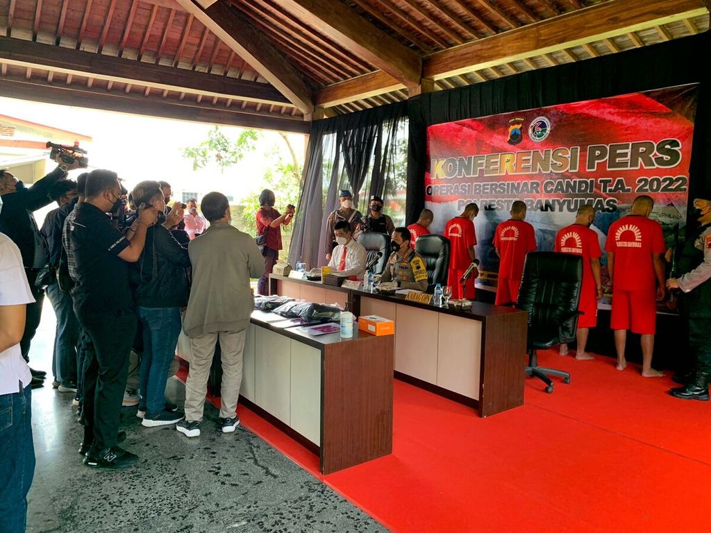 Jajaran Polresta Banyumas menggelar jumpa pers terkait peredaran sabu dan ganja, di Purwokerto, Banyumas, Jawa Tengah, Selasa (8/3/2022).
